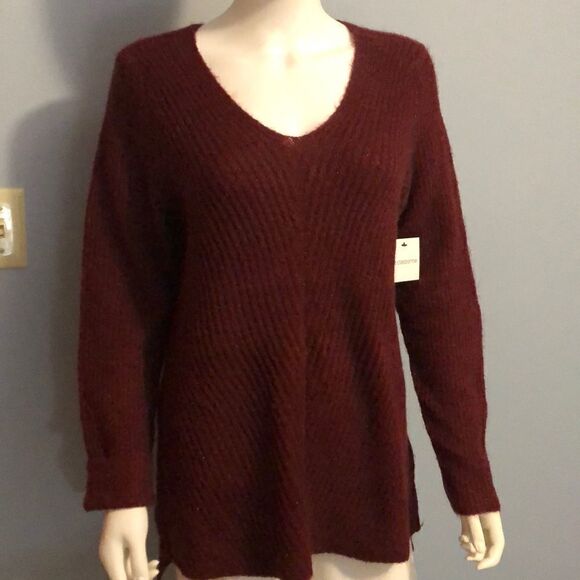Liz Claiborne Sweaters - NWT Liz Claiborne V Neck Sweater